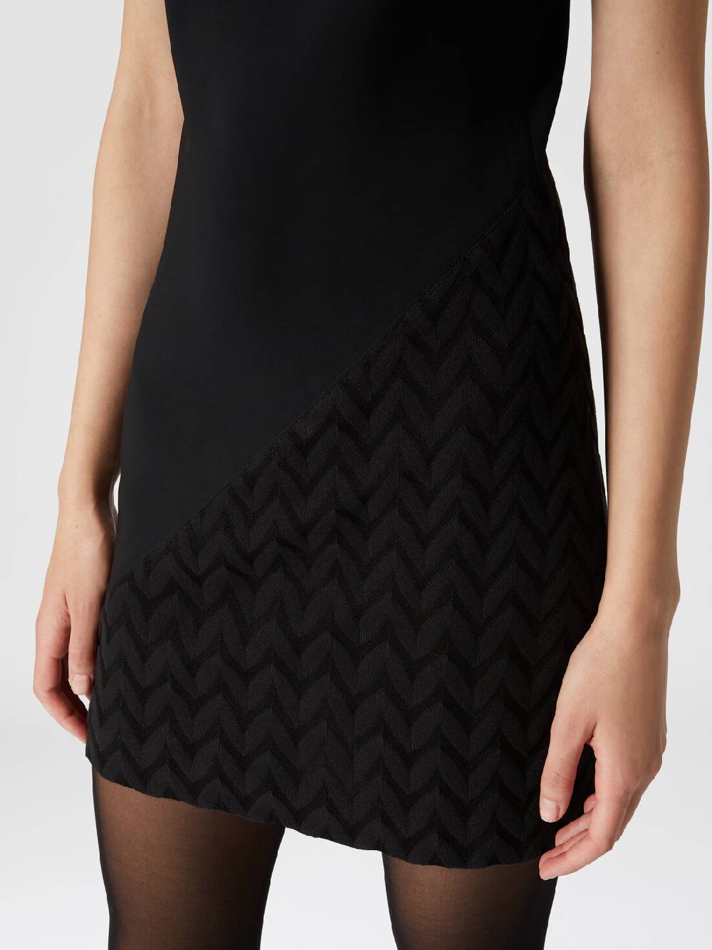 Missoni Mini-abito senza maniche in viscosa con dettaglio chevron In Vendita