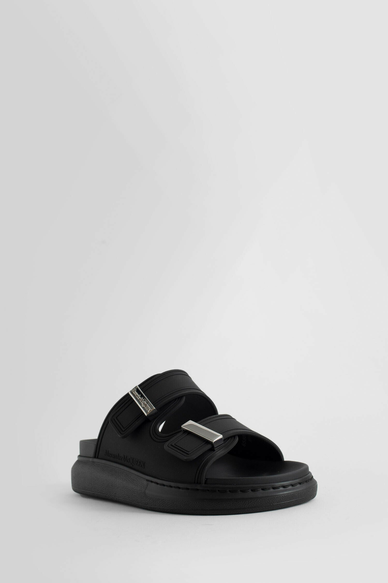 Antonioli ALEXANDER MCQUEEN WOMAN BLACK SANDALS & SLIDES Vendita Economica